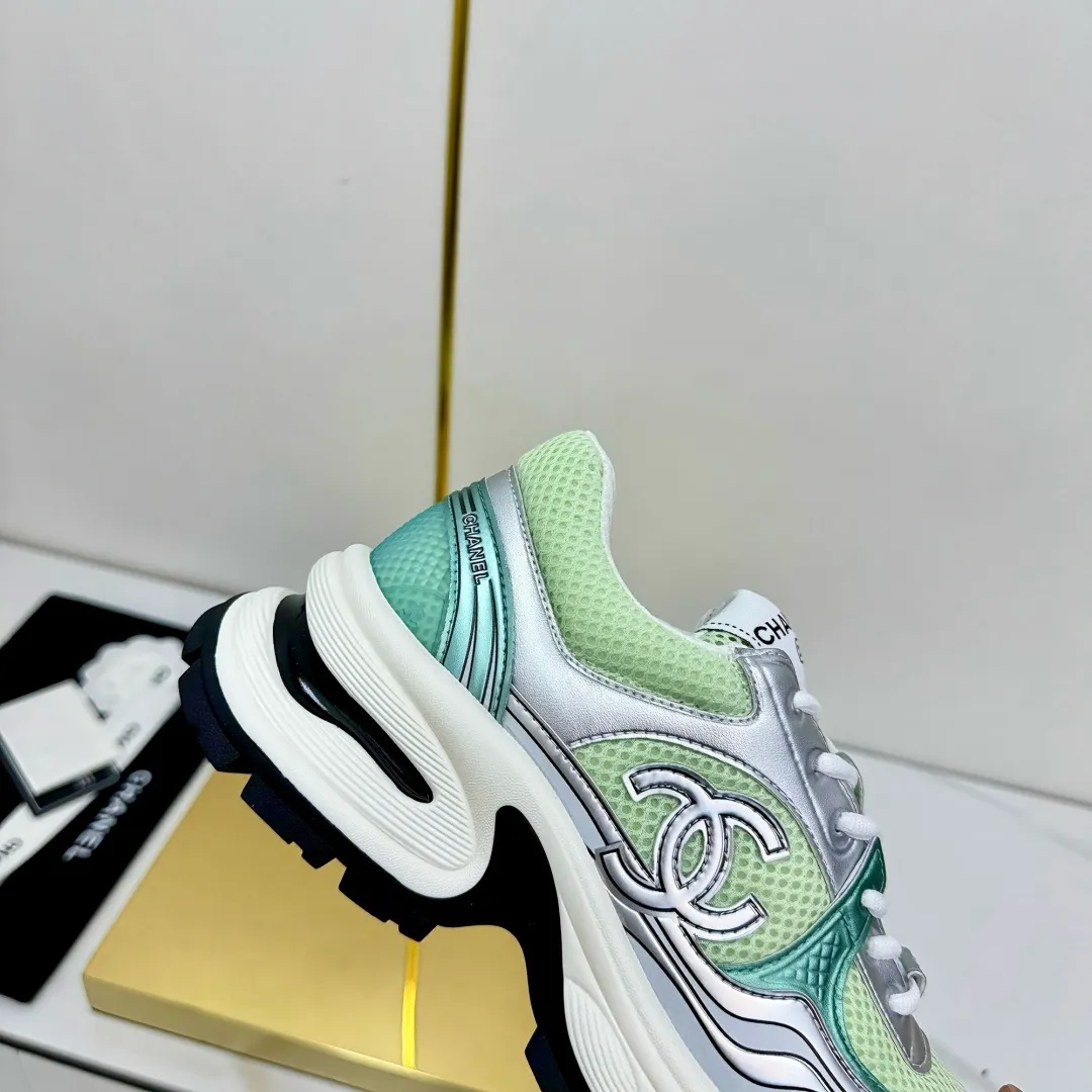 👟👟Ex-factory price 680👟👟 Upgraded version, upgraded version, upgraded version! No rebuttal accepted! ! ! ! Chanel Chanel panda shoes! 2025 counter's top casual sports shoes. This classic design; the upper is electro-embroidered with a variety of techniques; the outsole is fashionable and sporty; the unusual inclusion of a variety of color matching elements... The diversified mix and match is very good-looking and versatile, and can be used for leisure, fashion, sports, and outdoor... ꫛꫀꪝ Go➫ Materials: ❶Upper made of: original imported first-layer silk cowhide + original waterproof cloth + original first-layer cowhide ❷Inner lining: Original Yangli+Net ❸Outsole based on: Original TPU combination outsole Counter boutique packaging complete set for women 35–41 👉 👉 👉 👉
